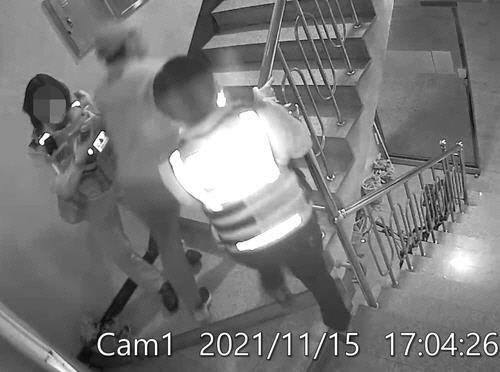 경찰관 밀치고 올라가는 흉기난동 피해자 40대 여성의 남편 ['인천 층간소음 흉기난동' 피해자 측 제공]